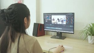 Nhân viên kỹ thuật thực hiện cách edit video trên máy tính bàn