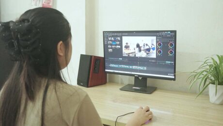 Nhân viên kỹ thuật thực hiện cách edit video trên máy tính bàn