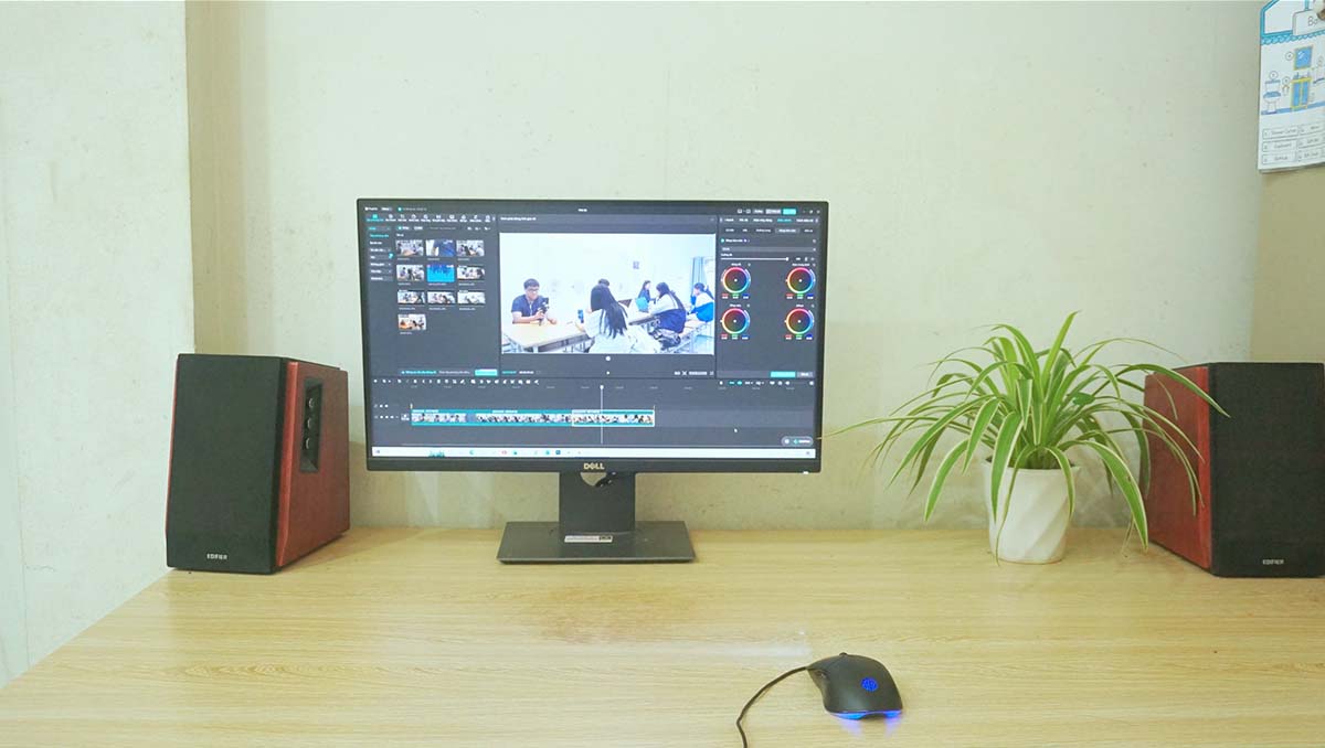 áy tính bàn dựng phim đang mở phần mềm edit video