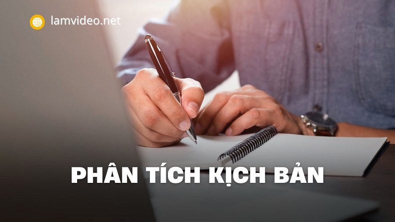 Hình ảnh người dựng phim đang chăm chú phân tích kịch bản điện ảnh, với các ghi chú và đánh dấu chi tiết về nhịp điệu, cảm xúc và cấu trúc câu chuyện.
