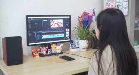Một bạn học viên nữ đang tập trung cao độ và say mê thực hành dựng phim, áp dụng kiến thức từ khóa học Adobe Premiere Pro trên máy tính.
