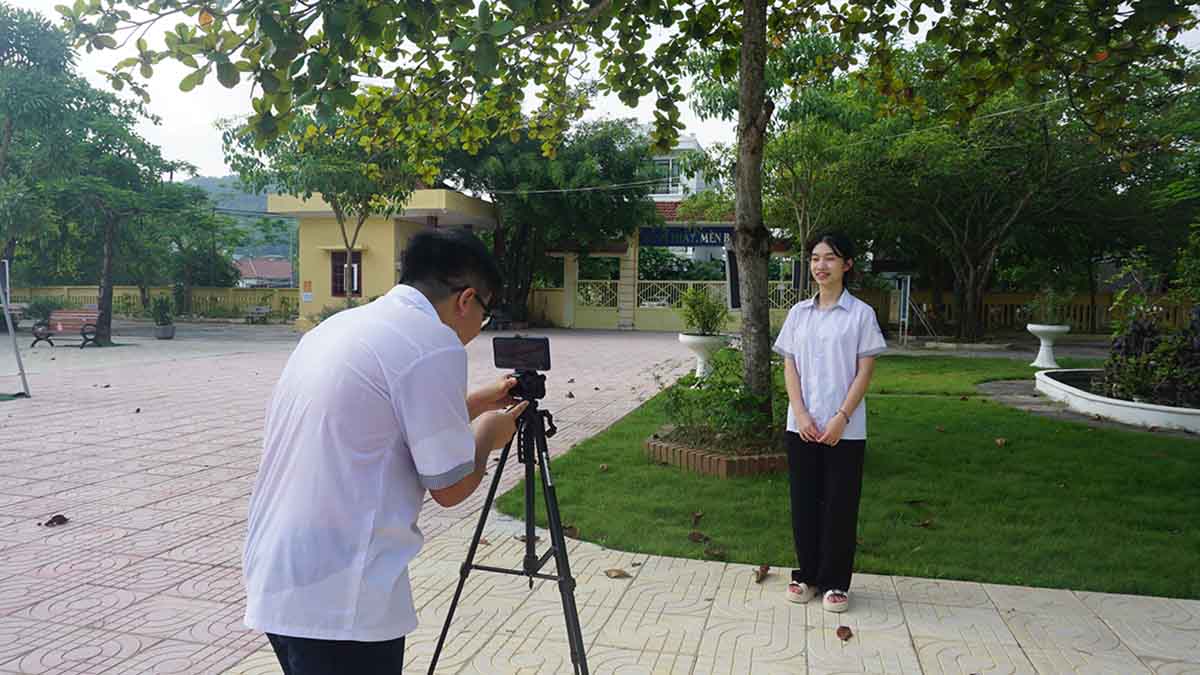 Học viên thực hành quay video và phỏng vấn bằng điện thoại tại Thanh Hóa
