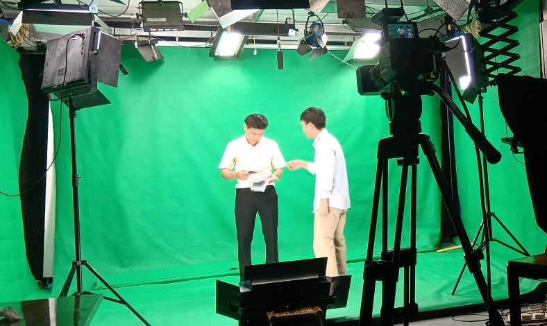 Giảng viên hướng dẫn kỹ thuật quay video cho học viên trong studio tại khóa học offline ở Thanh Hóa.