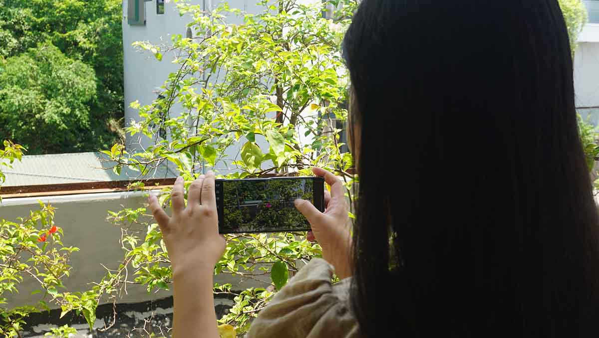 Cách cầm điện thoại bằng hai tay để quay video không bị rung