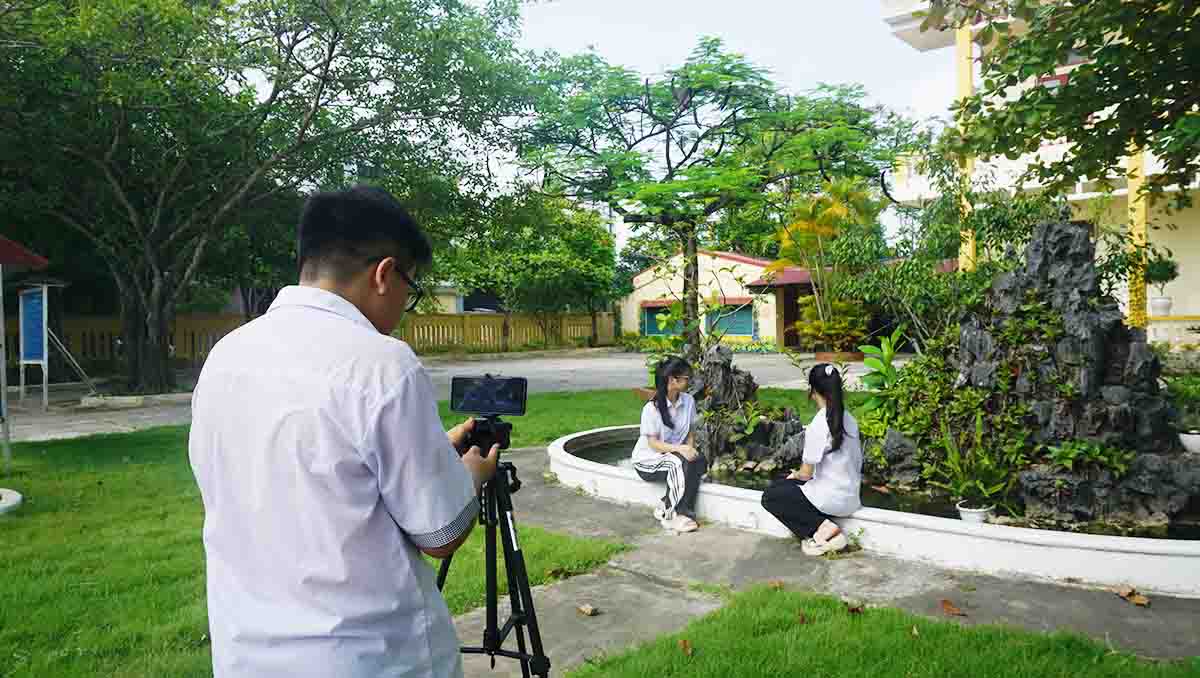 Dùng tripod để giữ điện thoại ổn định khi quay video không cần di chuyển