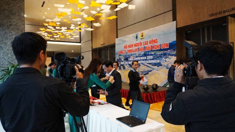 Ekip Lamvideo.net tác nghiệp quay phim sự kiện doanh nghiệp lớn tại Khu kinh tế Nghi Sơn - Báo giá quay video clip uy tín