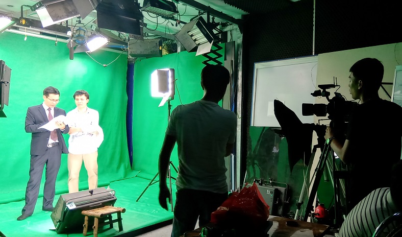 Cảnh hậu trường quay video giới thiệu ứng dụng học tiếng Anh, ekip Lamvideo.net đang tập trung làm việc với máy quay và đèn tại studio.