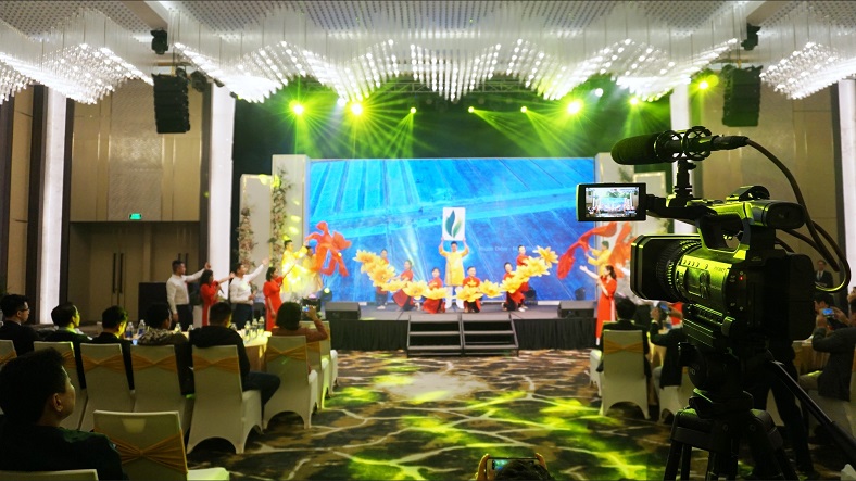 Máy quay phim chuyên nghiệp của Adcentral đang tác nghiệp tại sự kiện của Công ty Lọc hóa dầu Nghi Sơn.