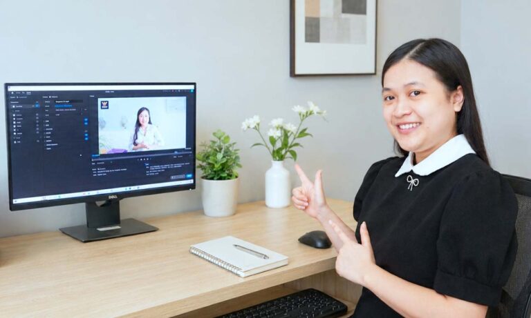 Kỹ thuật viên Lamvideo.net đang edit video trên máy tính